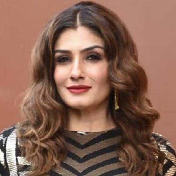 সাক্ষাৎকারে রবীনা জানান, ‘সাজন চলে সসুরাল’ ছবিতে মুখ্যচরিত্রে অভিনয়ের কথা ছিল তাঁর। কিন্তু শেষ মুহূর্তে তাঁর পরিবর্তে অভিনয়ের প্রস্তাব দেওয়া হয় করিশ্মাকে।