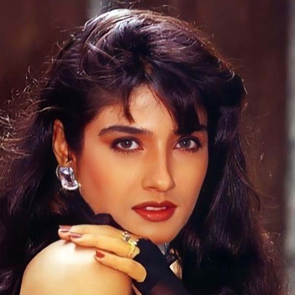 করিশ্মাকে পরোক্ষ ভাবে কটাক্ষ করতেও ছাড়েননি রবীনা। এ প্রসঙ্গে তিনি বলেন, ‘‘আমি কোনও দিনও এমন বলিনি যে নবাগতা তারকাদের সঙ্গে কাজ করব না বা নতুন পরিচালকের ছবিতে অভিনয় করব না। আমি নিজেও এই ইন্ডাস্ট্রিতে এক দিন নতুন ছিলাম। সবাইকে সুযোগ দেওয়া উচিত বলে আমি মনে করি।’’