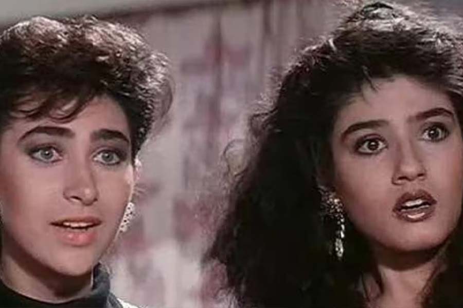 কানাঘুষো শোনা যায়, ‘আন্দাজ় আপনা আপনা’ ছবির সেটে নাকি মাঝেমধ্যেই মতের অমিল হত রবীনা এবং করিশ্মার। দুই তারকার ঝামেলা সহজে থামত না।   