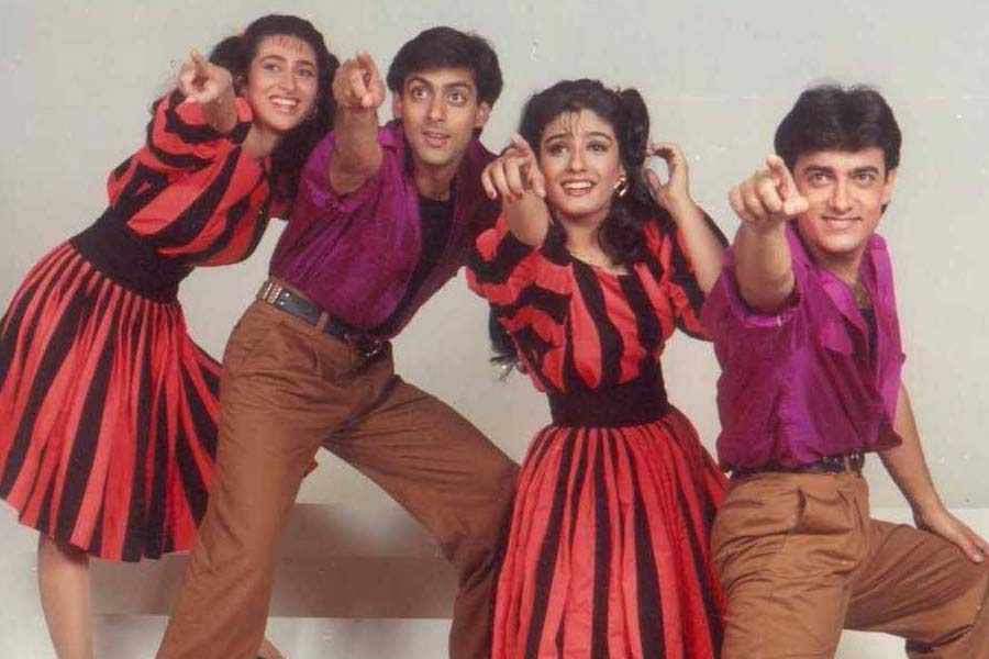 কানাঘুষো শোনা যায়, ‘আন্দাজ় আপনা আপনা’ ছবির প্রচার না হওয়ার নেপথ্যে ছিলেন করিশ্মা এবং রবীনা। দুই অভিনেত্রীর মধ্যে এতটাই মন কষাকষি ছিল যে তাঁদের কারণে সকলকে ছবির প্রচারের জন্য এক জায়গায় হাজির করানো যায়নি। তাই ছবির প্রচারই ভাল ভাবে হয়নি।