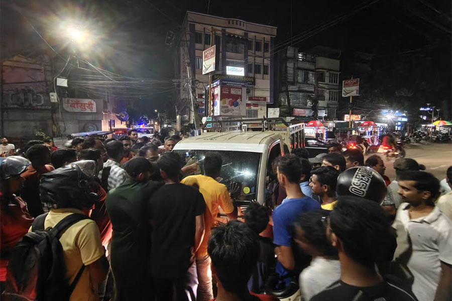 A reckless car hits three people in Siliguri, People detained driver of this car