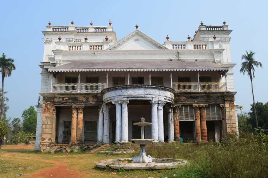 পশ্চিম মেদিনীপুর শহর ছেড়ে সড়ক পথে প্রায় চল্লিশ মিনিট দূরে গ্রাম নাড়াজোল। মেদিনীপুর থেকে গাড়ি নিয়ে যেতে পারেন। অথবা ট্রেনে পাঁশকুড়া স্টেশন থেকে গাড়ি করে যেতে পারেন। 