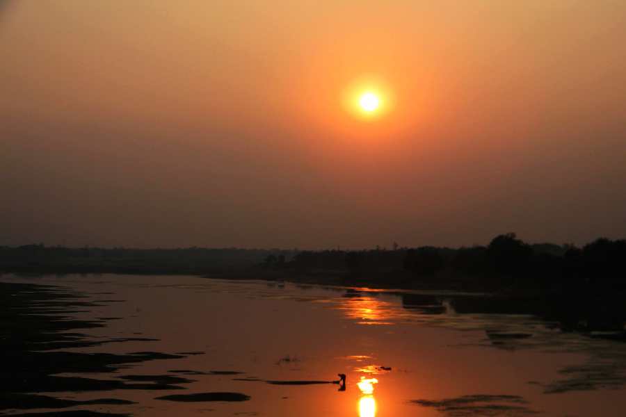 এলাকার এক পাশে বইছে কংসাবতী,  অন্য পাশে শিলাবতী। ‘নাড়াজোল’  কথাটি এসেছে ‘নাড়াজোট’  থেকে। ‘নাড়া’  শব্দের অর্থ ‘খড়’  আর ‘জোট’  শব্দের অর্থ ক্ষুদ্র নদী। এলাকার উত্তরে শীলাবতী,  দক্ষিণে কংসাবতী, পূর্বে কাঁকি এবং পশ্চিমে পারাং নামের চারটি বৃষ্টির জলে পুষ্ট ছোট নদী দ্বারা পরিবেষ্টিত। অতএব বুঝতেই পারছেন নাড়াজোল নামের উৎপত্তির কারণ। 