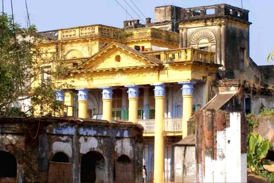 নাড়াজোল রাজবাড়ির ইতিহাস ছশো বছরেরও প্রাচীন। বাংলার অন্যতম প্রাচীন এই রাজবাড়ির অজানা ইতিহাসের সন্ধান দিলেন রাজবাড়ির বংশধর সন্দীপ খান। আসুন একে একে জেনে নেওয়া যাক এই রাজবাড়ির ইতিহাস।