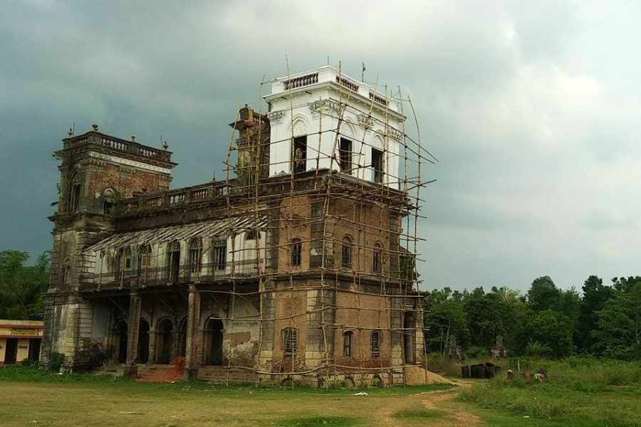 ভাবলেও অবাক হতে হয় দিল্লির মসনদে যখন সৈয়দ বংশের দ্বিতীয় শাসক সিকন্দর শাহ রাজত্ব করছেন,  সেই সময়ে নাড়াজোল রাজপরিবারের ভিত্তিপ্রস্তর স্থাপন করেন ‘ধর্মমঙ্গল’  খ্যাত ইছাই ঘোষের বংশধর উদয়নারায়ণ ঘোষ। 