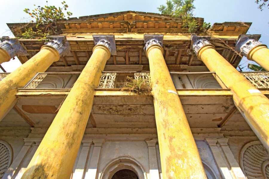 পরবর্তীকালে বংশানুক্রমে প্রতাপনারায়ণ,  যোগেন্দ্রনারায়ণ, ভরতনারায়ণ, কার্তিকরাম প্রমুখ নাড়াজোলের অধিপতি হন। প্রসঙ্গত, কার্তিকরাম ঘোষ তখনকার বাংলার অধীশ্বর সোলেমান করবানির কাছ থেকে ‘রায়’  উপাধিতে ভূষিত হন। সম্রাট আকবরের আমলে নাড়াজোলের জমিদার বলবন্ত সিংহ রায় ‘খান’  উপাধি লাভ করেন। সেই থেকে ‘রায়’  উপাধি ত্যাগ করে জমিদারবংশ ‘খান’ উপাধিই গ্রহণ করেন।