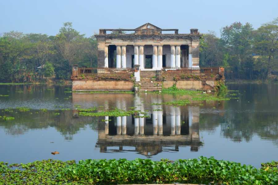  জমিদার মোহনলাল খানের আমলই ছিল নাড়াজোলের স্বর্ণযুগ। তাঁর আমলে ৩৬০ বিঘা জায়গা জুড়ে ‘বহির্গড়’ ও ‘অন্তর্গড়’ হিসেবে বিরাট বসতবাড়ি তৈরি হয়। এই রাজবাড়ি পরিদর্শনে আসনে মহর্ষি দেবেন্দ্রনাথ ঠাকুর। দেবী জয়দুর্গার নাটমন্দিরের অলঙ্করণ তাঁর এতটাই মনে ধরে যে, শান্তিনিকেতন আশ্রমের উপাসনা কক্ষটি নির্মাণের সময়ে কারিগরদের তিনি এখানকার শিল্পরীতিকে অনুসরণ করতে বলেছিলেন।