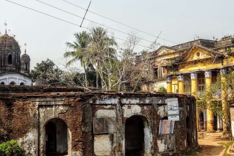 মেদিনীপুরের “গুপ্ত সমিতি”-র কার্যকলাপ একটা সময় সারা বাংলায় সাড়া ফেলে দেয়। সে সময়ের বিপ্লবী জ্ঞানেন্দ্রনাথ বসু,  হেমচন্দ্র কানুনগোর পাশাপাশি আরেক জন বিপ্লবীর নাম পাওয়া যায়,  তিনি হলেন নাড়াজোল রাজবাড়ির মহারাজ নগেন্দ্রলাল খান। 