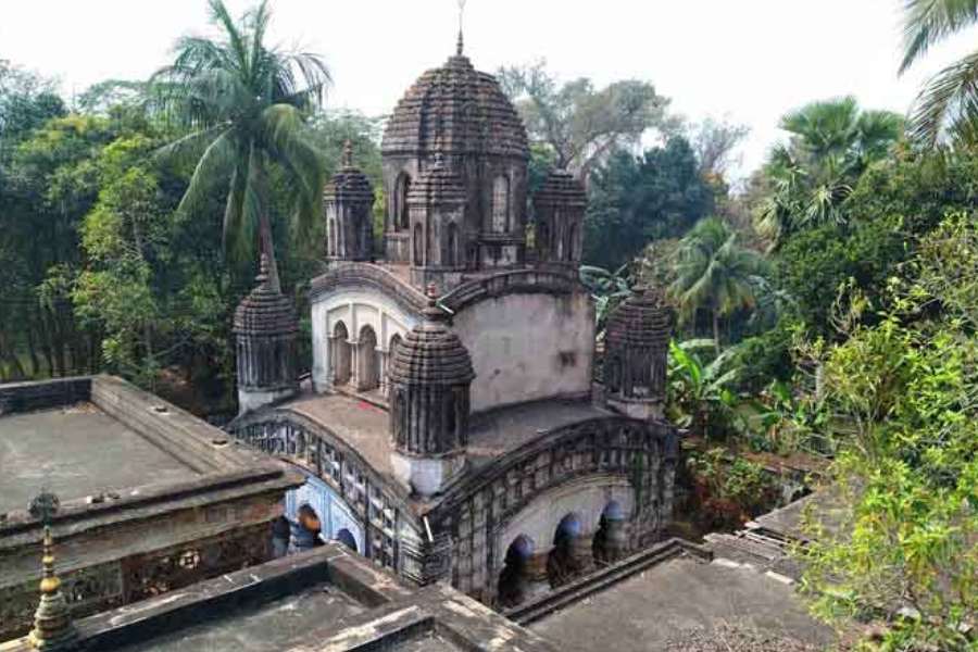 ইতিহাস বলছে, নাড়াজোল রাজপরিবারের তহসিলদারের ভূমিকায় এক সময়ে কাজ করতেন ত্রৈলোক্যনাথ বসু। যিনি ছিলেন বিপ্লবী ক্ষুদিরাম বসুর পিতা। সেই সূত্রে অল্পবয়সি ক্ষুদিরামের অবাধ যাতায়াত ছিল এই রাজবাড়িতে।