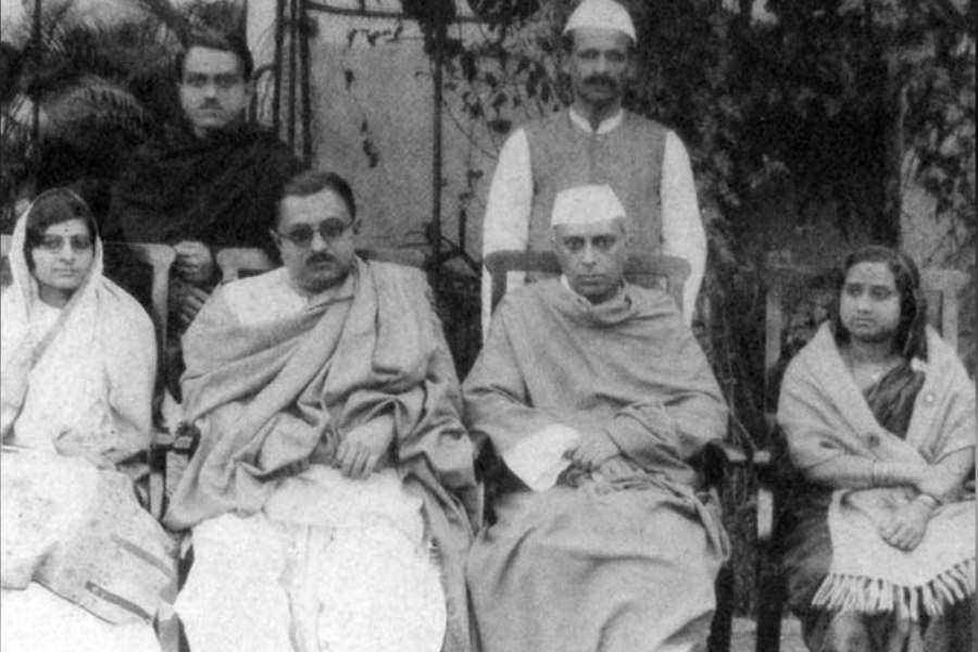 ইতিহাস বলছে,  মতিলাল নেহেরু এই নাড়াজোল রাজবাড়ি থেকেই সেই অধিবেশনে যোগ দিয়েছিলেন। সেসময় এই রাজবাড়ির রাজপুরুষ ছিলেন দেবেন্দ্রলাল খান। এই বাড়িতে এসেছেন মতিলাল পুত্র জওহরলালও।