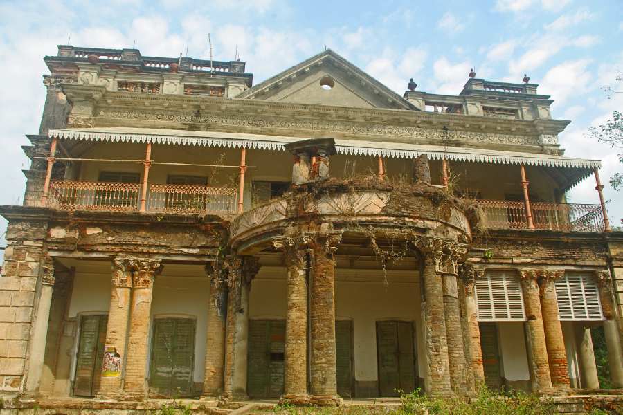 কবি নজরুল ইসলামও বহুবার এসেছেন এবাড়িতে। দেবেন্দ্রলালের সঙ্গে রবি ঠাকুরের অন্তরঙ্গ সম্পর্ক ছিল। তিনিও এসেছেন এবাড়িতে। রবি ঠাকুরের ‘ভবঘুরে’ কবিতাতেও এসেছে নাড়াজোলের প্রসঙ্গ। কবি লিখছেন, ‘নাড়াজোলে বড়বাবু তখুনি/শুরু করে বংশুকে বকুনি।’