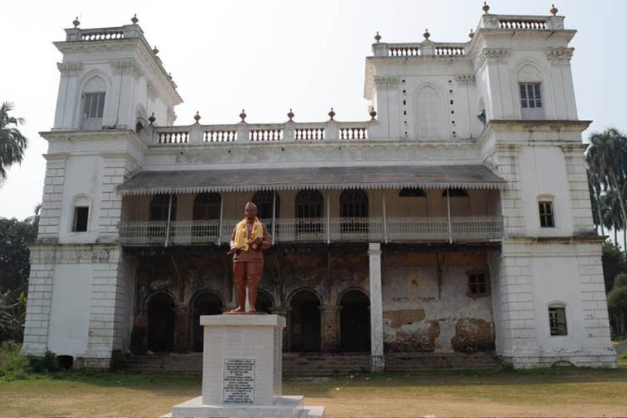 ১৯৩০-এর ২৬ জানুয়ারি সারা দেশের সঙ্গে নাড়াজোল রাজবাড়িতেও ভারতের জাতীয় পতাকা উত্তোলিত হয়। ১৯৩৮ সালে বঙ্গীয় প্রাদেশিক কমিটির কার্যসমিতি গঠিত হলে সুভাসচন্দ্র বসু মেদিনীপুর বোর্ডের সভাপতি নির্বাচিত হ’ন কিন্তু তার বহু আগে থেকে  সুভাষ বসুর এই বাড়িতে যাতায়াত ছিল। ১৯৩৮ সালে সুভাষ বসুর নেতৃত্বে একটি অভ্যন্তরীণ কর্মীসভা হয়েছিল এই রাজবাড়িতে। 