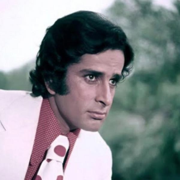 বলিউডের খ্যাতনামী কপূর পরিবারে জন্ম শশী কপূরের। বাবা পৃথ্বীরাজ কপূর এবং দুই দাদা রাজ কপূর এবং শম্মি কপূর— তিন জনেই অভিনয়ের সঙ্গে যুক্ত। বাবা এবং দাদাদের পদাঙ্ক অনুসরণ করে অভিনয়ে নামেন শশী।