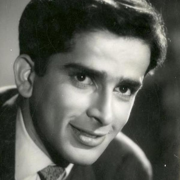 ছোটবেলা থেকেই বাবার হাত ধরে থিয়েটারে অভিনয় করতে শুরু করেন শশী। চল্লিশের দশকের শেষের দিকে বড় পর্দায় শিশু অভিনেতা হিসাবে কাজ শুরু করেন তিনি।