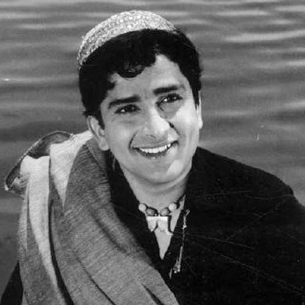 ১৯৪৮ সালে মুক্তিপ্রাপ্ত ‘আগ’ ছবিতে প্রথম অভিনয় করেন শশী। তবে নিজের নামে নয়, শশীরাজ নাম ব্যবহার করে অভিনয় শুরু করেন তিনি। কানাঘুষো শোনা যায়, সে সময় শশী নামে এক জন শিশু অভিনেতা ছিলেন যিনি সাধারণত পৌরাণিক চরিত্রে অভিনয় করে পরিচিতি গড়ে তোলেন।