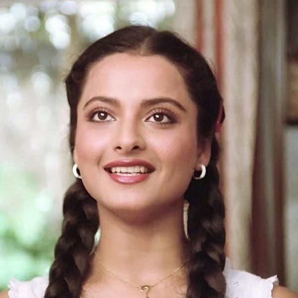 ১৯৫৮ সালে মুক্তিপ্রাপ্ত ‘ইন্টি গুট্টু’ নামের একটি তেলুগু ভাষার ছবিতে মাত্র এক বছর বয়সে ছোট্ট একটি চরিত্রে দেখা যায় রেখাকে।