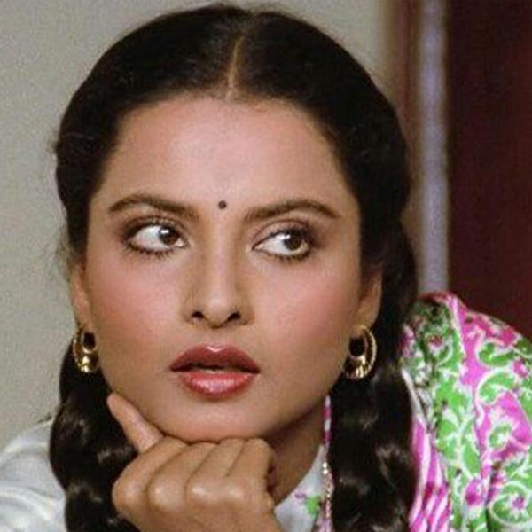 কম বয়সেই অভিনয়ে পা রাখেন রেখা। বলিপাড়ায় কানাঘুষো শোনা যায়, পরিবারে আর্থিক সচ্ছলতা না থাকার কারণে নাকি ১৩-১৪ বছর বয়সেই পড়াশোনায় ইতি টানেন তিনি। তার পর বড় পর্দায় অভিনয় শুরু করেন।