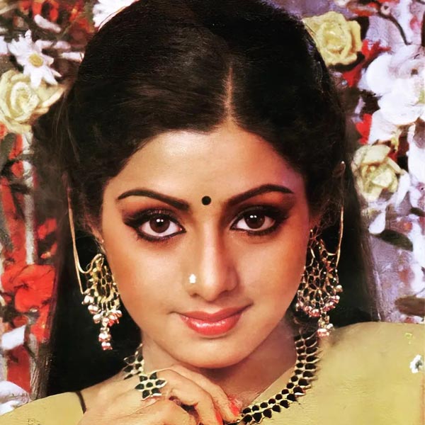 চার বছর বয়স থেকে দক্ষিণী ফিল্মজগতে নিজের কেরিয়ার শুরু করেন শ্রীদেবী। ১৯৬৭ সালে মুক্তিপ্রাপ্ত ‘কন্ধন কারুনাই’ নামের তামিল ছবিতে শিশু অভিনেতা হিসাবে প্রথম অভিনয় করেন তিনি। ‘পুমপাত্তা’ নামের মালয়ালম ছবিতে অভিনয় করে সেরা শিশু অভিনেতার পুরস্কারও পান তিনি।