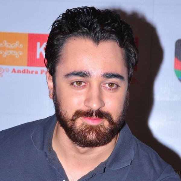 সম্পর্কে বলিউডের ‘পারফেকশনিস্ট’ আমির খানের বোনপো হন ইমরান। ছোট থেকেই আমিরের অভিনয়ের ভক্ত ছিলেন তিনি। আমিরের ছবিতে শিশু অভিনেতা হিসাবে অভিনয়ও করেন তিনি। 