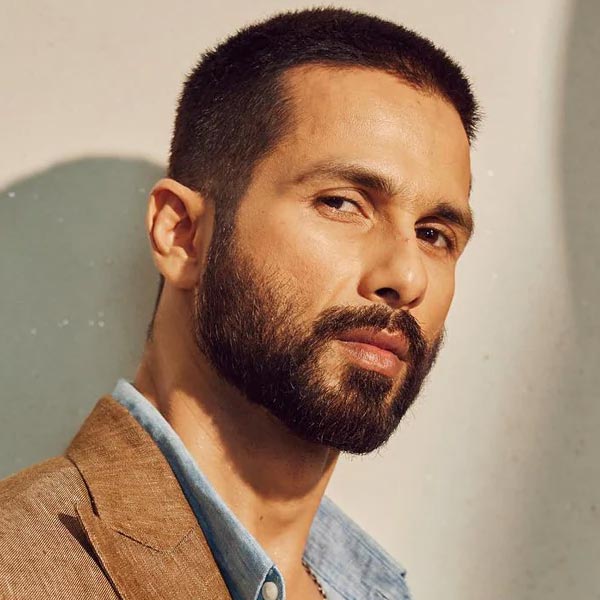 সাম্প্রতিক কালে উপার্জনের নিরিখে বলিপাড়ার অভিনেতাদের মধ্যে প্রথম সারিতে রয়েছেন শাহিদ কপূর। শিশু অভিনেতা হিসাবে কাজ শুরু করেন তিনিও।