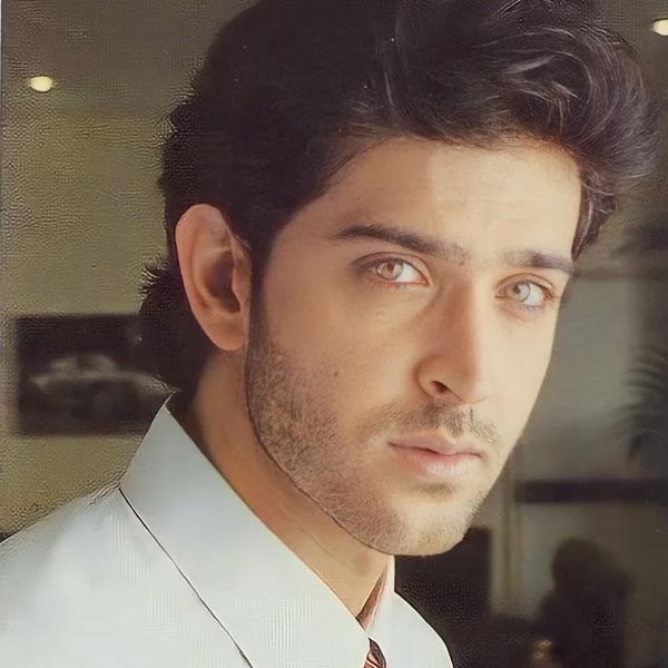 মাত্র ছয় বছর বয়সে ‘আশা’ নামের ছবিতে শিশু অভিনেতা হিসাবে অভিনয় করেন হৃতিক। তা ছাড়া রাকেশের একাধিক ছবিতে ছোটখাটো চরিত্রে অভিনয় করতে দেখা যায় তাঁকে।