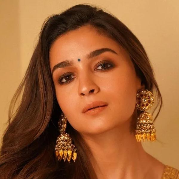 বলিপাড়ার অভিনেত্রীদের মধ্যে জনপ্রিয়তার শিখরে পৌঁছেছেন বলিউডের ছবি নির্মাতার কন্যা আলিয়া ভট্ট। ‘হার্ট অফ স্টোন’ ছবির মাধ্যমে হলিউডেও পা রেখেছেন তিনি।