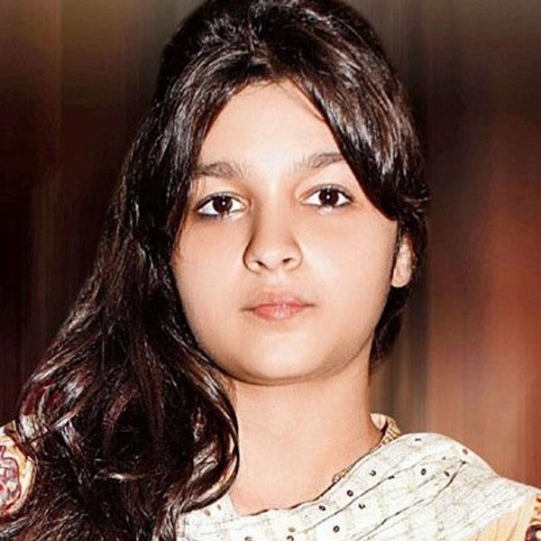 শিশু অভিনেতা হিসাবে নিজের কেরিয়ার শুরু করেন আলিয়া। মাত্র পাঁচ বছর বয়সে ‘সংঘর্ষ’ ছবিতে অভিনয়ের সুযোগ পান তিনি।