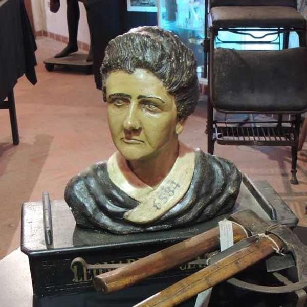 image of statue leonarda