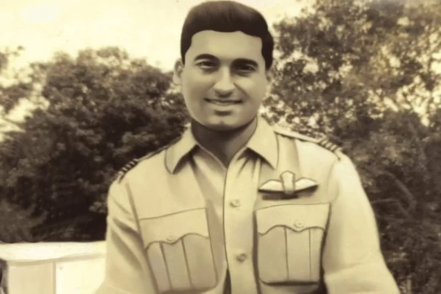 Dara Phiroze Chinoy one of those pilots who escsped from Pakistan without army intervantion