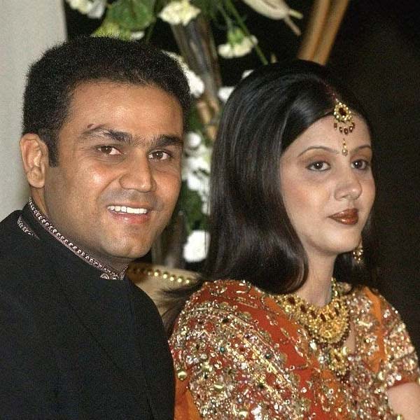 সহবাগের যখন সাত বছর বয়স, সেই সময় আরতির সঙ্গে বন্ধুত্ব হয় তাঁর। আরতির বয়স তখন মাত্র পাঁচ বছর। ২১ বছরে পা ফেলার পর আরতিকে প্রেম নিবেদন করেন সহবাগ। দীর্ঘ দিনের বন্ধুত্বের পর পাঁচ বছর সম্পর্কে থাকেন তাঁরা। তার পর ২০০৪ সালে বিয়ের পিঁড়িতে বসেন সহবাগ এবং আরতি।