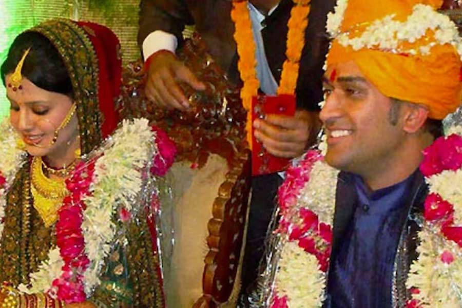 ২০১০ সালে সাক্ষী সিংহ রাওয়াতকে বিয়ে করেন মহেন্দ্র সিংহ ধোনি। সংবাদ সংস্থা সূত্রে খবর, সাক্ষীকে ছোটবেলা থেকেই চিনতেন ধোনি। দু’জনের বাবা একই সংস্থার কর্মী ছিলেন। এমনকি ধোনির সঙ্গেই রাঁচির এক স্কুলে পড়তেন সাক্ষী।