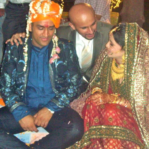 ছোট থেকেই সাক্ষীর সঙ্গে বন্ধুত্ব ছিল ধোনির। কিন্তু পরবর্তী কালে সাক্ষী তাঁর পরিবার-সহ রাঁচি ছেড়ে দেহরাদূনে চলে যান। ধোনির সঙ্গে যোগাযোগও ছিন্ন হয়ে যায় সাক্ষীর। কিন্তু দু’জনের ভাগ্য নতুন দিকে মোড় নেয়।