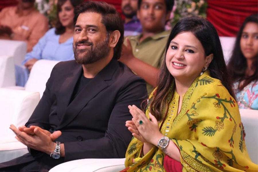 প্রায় এক দশকের ব্যবধানে সাক্ষীর সঙ্গে কলকাতার এক বিলাসবহুল হোটেলে দেখা হয় ধোনির। ধোনি তখন ভারতীয় ক্রিকেট দলে নাম লিখিয়ে ফেলেছেন। সাক্ষী সে হোটেলে ইন্টার্ন হিসাবে কাজ করছিলেন। ধোনি এবং সাক্ষীর দ্বিতীয় বারের সাক্ষাৎ প্রেমে পরিণত হয়। তার পর ২০১০ সালের ৪ জুলাই সাক্ষীর সঙ্গে সাত পাকে বাঁধা পড়েন ধোনি।