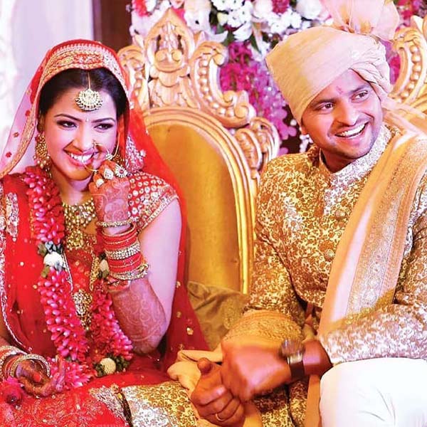 ২০১৫ সালের এপ্রিল মাসে প্রিয়ঙ্কা চৌধরিকে বিয়ে করেন সুরেশ রায়না। সংবাদ সংস্থা সূত্রে খবর, প্রিয়ঙ্কাকে ছোটবেলা থেকেই চিনতেন রায়না। গাজিয়াবাদে থাকাকালীন প্রিয়ঙ্কার বাবা রায়নাকে খেলাধুলা সংক্রান্ত প্রশিক্ষণ দিতেন। তার পর অবশ্য গাজিয়াবাদ ছেড়ে পরিবার-সহ পঞ্জাবে চলে যান প্রিয়ঙ্কা।