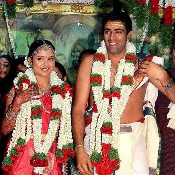 প্রীতি জানান, অশ্বিনের সঙ্গে একই স্কুলে পড়তেন তিনি। ছোটবেলায় বিভিন্ন অনুষ্ঠানেও দেখা হত তাঁদের। পরে কেরিয়ার গড়তে ব্যস্ত হয়ে পড়েন দু’জনে। শৈশবের বান্ধবীর সঙ্গে দেখাসাক্ষাৎও বন্ধ হয়ে যায় অশ্বিনের।