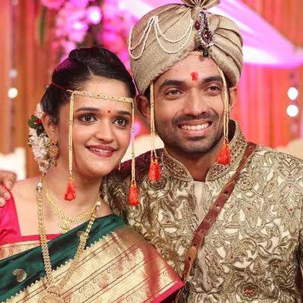 ২০১৪ সালে ছোটবেলার বান্ধবী রাধিকা ধোপাভকারকে বিয়ে করেন ক্রিকেটার আজিঙ্ক রাহানে। রাধিকা এবং রহানে দু’জনেই প্রতিবেশী ছিলেন। শুধু তাই নয়, একে অপরের প্রিয় বন্ধুও ছিলেন তাঁরা।