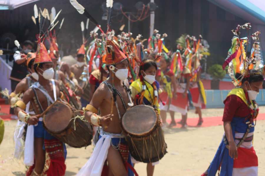 এর পরের ধাপ,  ‘নাইদা পারিক’। এটাও এক ধরনের উপজাতীয় নাচ। এখানকার বিয়ের অনুষ্ঠানে এই নাচ দারুণ জনপ্রিয়।