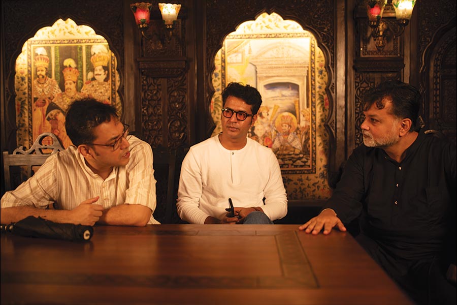 বিরিয়ানির থালায় প্রেমের উষ্ণায়ণ। কফি নয়, পিৎজা বা বার্গার নয়। ‘দিওয়ানা বনা না হ্যায় তো, দিওয়ানা বনা দে...’।  