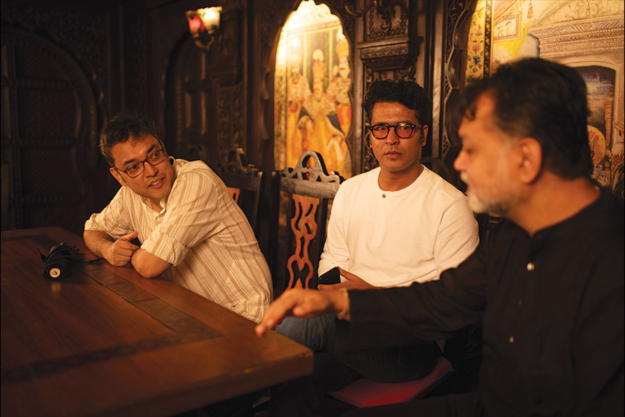 ‘দশম অবতার’ য়ের পরিচালক সৃজিত মুখোপাধ্যায় এ বার মজেছেন প্রসেনজিৎ-অনির্বাণ এবং জয়া-অনির্বাণ জুটি নিয়ে। ছবিতে জয়া আর অনির্বাণের চাউনি আর চুমুতেই নাকি রসায়ন,  মনে হয়েছে পরিচালকের।