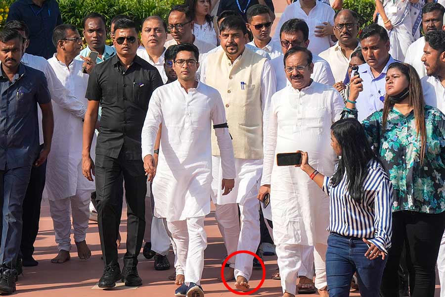 West Bengal minister Sujit Basu have lost shoes during Rajghat dharna