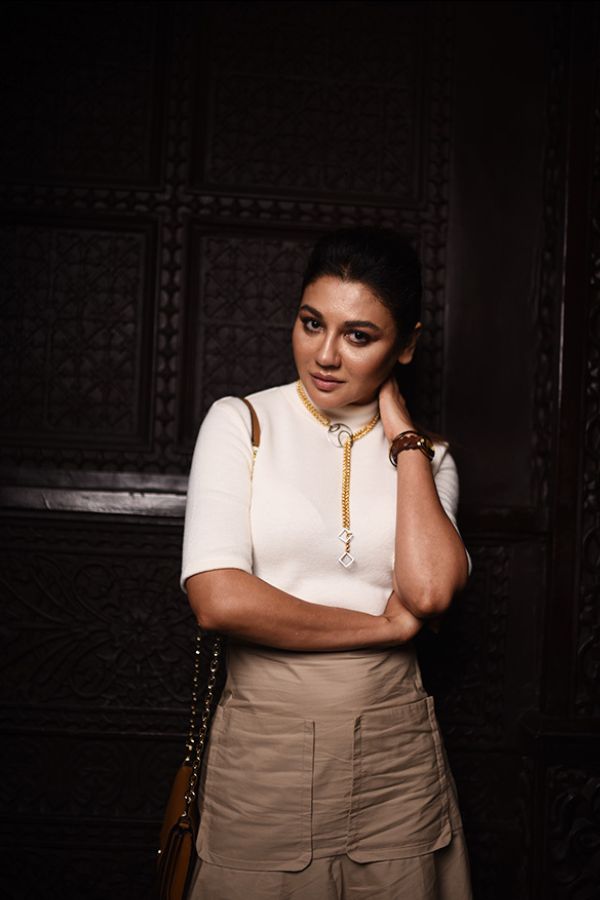 একটু দূরত্বেই দুধ সাদা গোল গলার টপ আর খয়েরি রঙের স্কার্ট পরে নির্মেদ জয়া, হাসলেন। প্রসেনজিৎ চট্টোপাধ্যায়কে পেরিয়ে ঠিক অমনই দুধ সাদা টি-শার্টে অনির্বাণ।