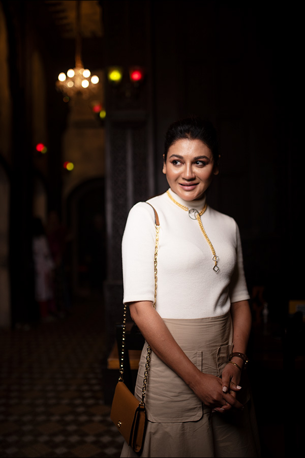 তিনি বললেন, ‘‘স্বশিক্ষায় চুমু খেয়েছি আমরা। ২০২৩য়ে পর্দায় চুমু খাওয়া নিয়ে এত আলোচনা?’’  বিস্ময় অনির্বাণের কণ্ঠে। আওধি মেজাজে খানাপিনা আর গল্পের দিনে প্রথা ভেঙেছেন তিনি আর জয়া। দু’জনেই পশ্চিমি পোশাকে। রং আর ছন্দ মিলিয়ে বিরিয়ানিতে মন দিলেন তাঁরা। 