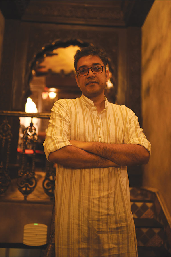 অন্য দিকে নরম পরোটায় মন দিয়ে চুমু চর্চায় ঢুকলেন অনুপম। তাঁর কথা কম। গান বেশি। বললেন, ‘‘সৃজিতদা শেষে তুমি কি ‘দশম অবতার’য়ে চুমু সৃষ্টি করলে!’’