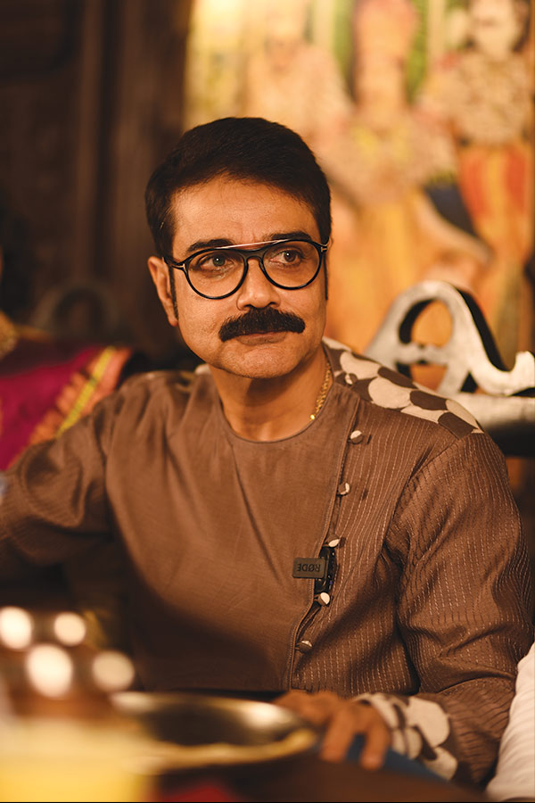  সে দিন ছিল প্রসেনজিৎ চট্টোপাধ্যায়ের জন্মদিন। জয়া, সৃজিত, অনির্বাণ, অনুপম কেক খাইয়ে তাঁদের আদরের ‘বুম্বাদা’র জন্মদিন পালন করলেন। 