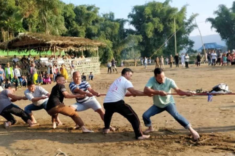 গালো উপজাতিদের কাছে এটাও একধরনের ক্রীড়া। সঙ্গে কুস্তি, তীর ছোঁড়া এবং দড়ি-টানাটানি খেলাও হয় বাস্কন উৎসবে।