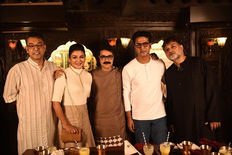 বারবার জন্মদিন এলেও প্রসেনজিতের বয়স হয় না। রাত বারোটায় ছেলে মিশুক বাবাকে শুভেচ্ছা জানিয়েছেন। জন্মদিনের ২৫ নম্বর কেক কাটতে কাটতে প্রসেনজিৎ জানালেন, আজ তাঁর ঠাকুরদাদারও জন্মদিন। এই প্রথম সকলের সামনে পরোটা আর মাংসের কাবাব খেলেন ‘বুম্বাদা’।