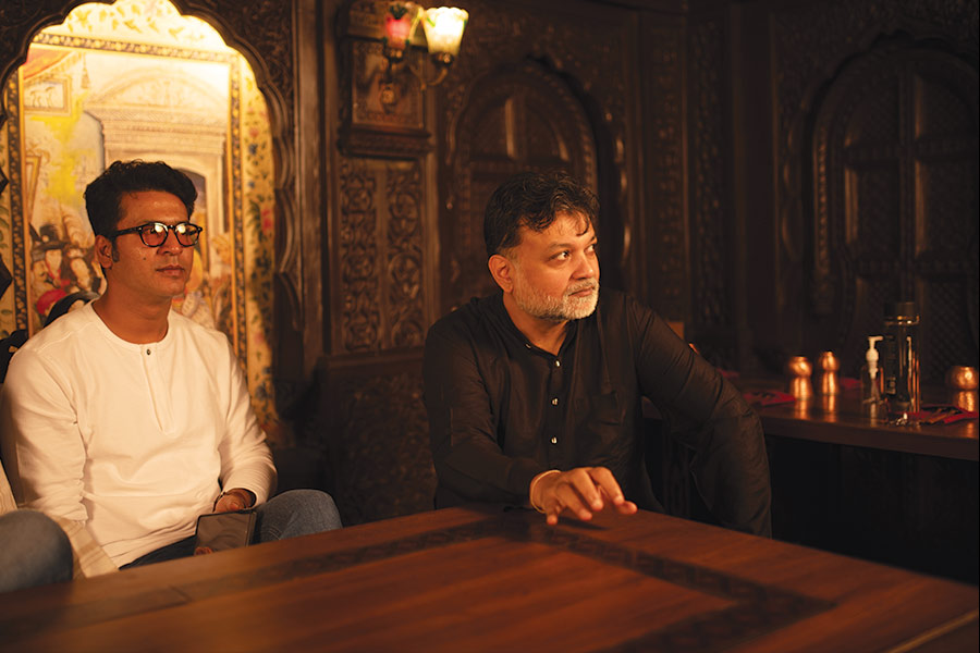 অনির্বাণের সঙ্গে জুটি বেঁধে ছবিতে ‘প্রবীর’ আর ‘পোদ্দার'’  যে ভাবে লড়াই করেছেন... সৃজিতের দাবি, ‘‘এটা আসলে ‘ব্রোম্যান্স’। এ বার ঋতু তো বলবেই আমার আর প্রসেনজিতের ৫০তম জুটির কী হবে!’’