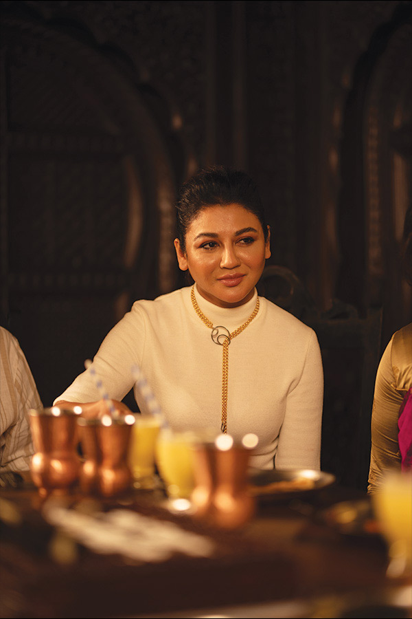 খুব মন দিয়ে বিরিয়ানি খাচ্ছিলেন জয়া। সে দিকে দেখে চঞ্চল সৃজিত বললেন,  ‘‘যে যাই বলুক। কলকাতার বিরিয়ানির সঙ্গে বাংলাদেশের বিরিয়ানির কোনও তুলনাই হয় না।’’ 