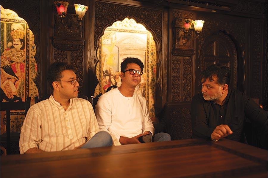 বাংলাদেশ আর পশ্চিমবঙ্গের বিরিয়ানি লড়াইয়ের পথ ঘোরালেন পরিচালক নিজেই। অনুপমের দিকে তাকিয়ে বললেন, ‘‘এই এত খাওয়া, জুটি, প্রেম নিয়ে কথা হচ্ছে,  তো আমি একটা গল্প বলি। 