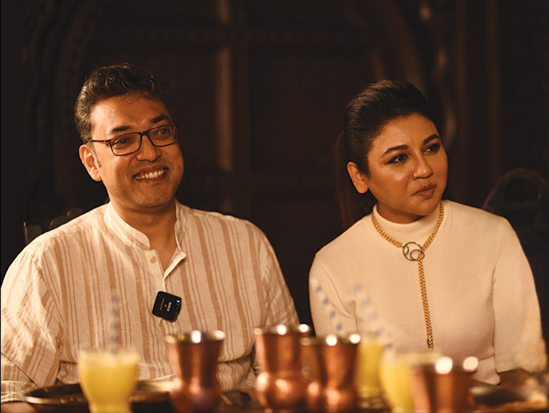 আমার পাশের বাড়িতে এক ভদ্রলোক থাকেন। আমি বাড়ি ঢোকার সময় জানলা থেকে মুখ বাড়িয়ে তিনি প্রায়ই বলতেন,  ‘‘দাদা ছবিতে কী একটাও প্রেমের গান থাকবে না?’’  জয়া চমকে তাকান সৃজিতের দিকে।